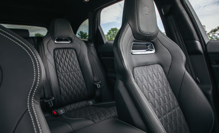 Интерьер Jaguar F-Pace SVR 2018 года  (NA) (фото 16 из 40)